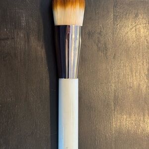 New La Mer Foundation Flat Dense Makeup Brush - White Handle, Silver Ferrule